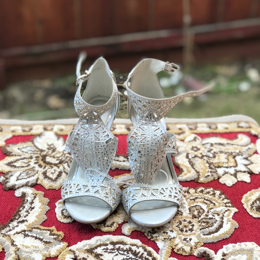 Gianni Bini Size 5.5 Silver Sandals New